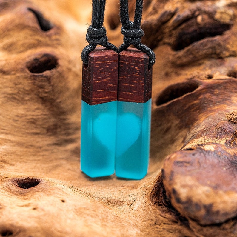 Herzpärchen Halskette aus Holz und Epoxid Harz Resin