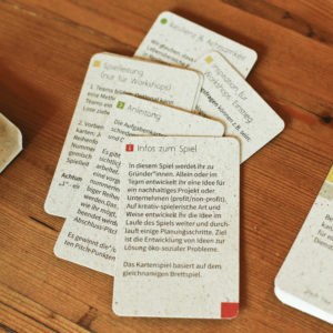Das Foto zeigt die Anleitungskarten des Kartenspiels.